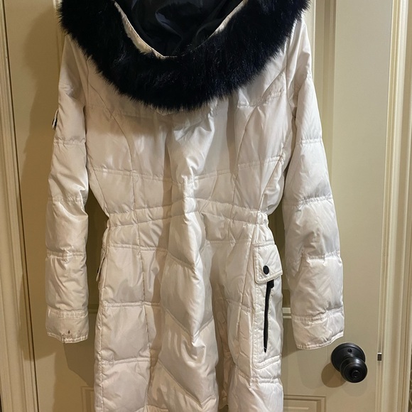 London fog woman’s coat. - Picture 3 of 5